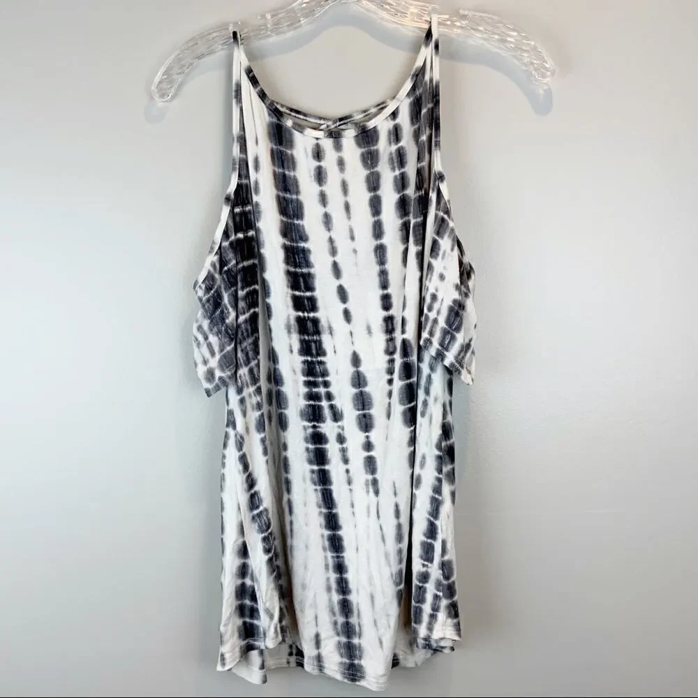 🌺3 FOR $20🌺 - UMGEE gray white black criss cross peekaboo top M